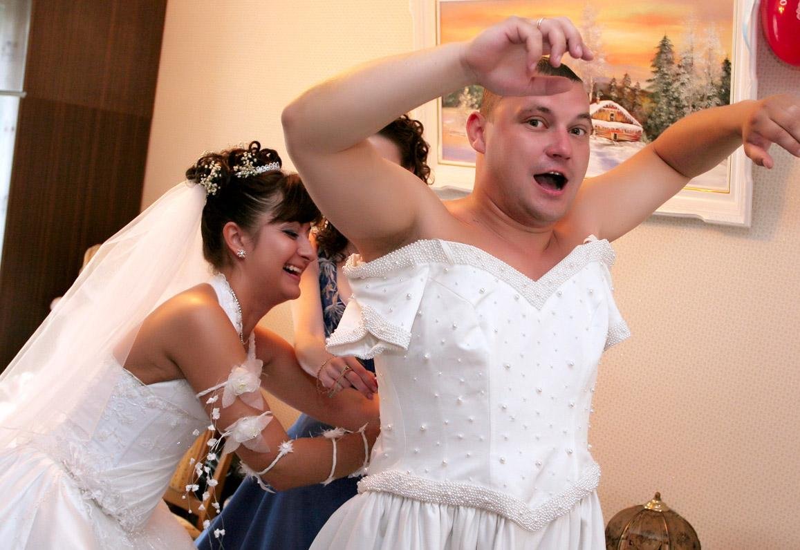 Видео где жених. Смешные невесты. Смешной жених. Мужик невеста. Свадьба невеста.