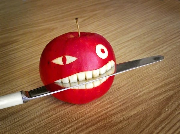 Глупое яблоко. Смешное яблоко. Яблочко смешное. Нож для яблок. Крутое яблоко.