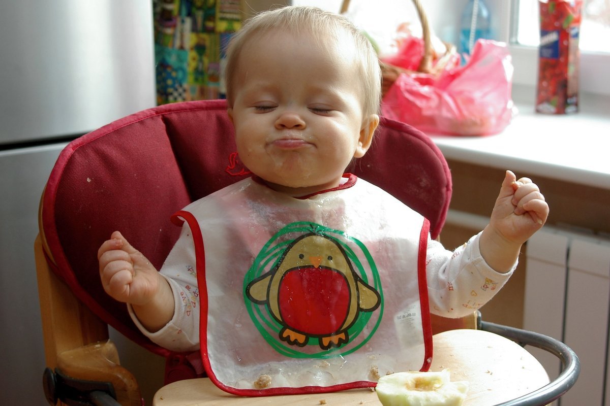 Ребенок ест шашлык