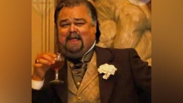 Леонардо ди Каприо с бокалом из Джанго