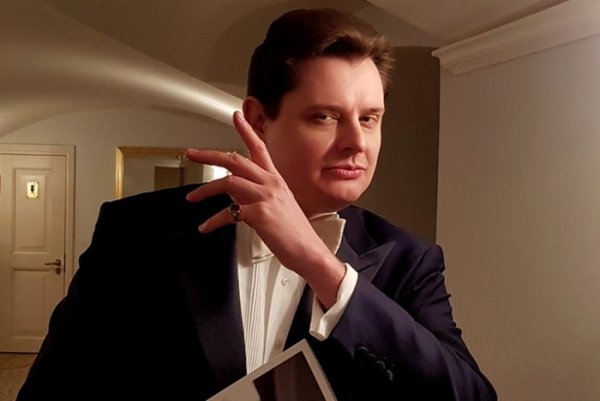 Евгений Понасенков с бокалом