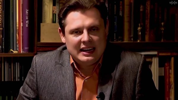 Евгений Понасенков гуляет в парке