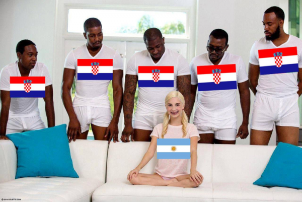 Блондинка в окружении негров