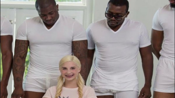 Пять чернокожих и блондинка