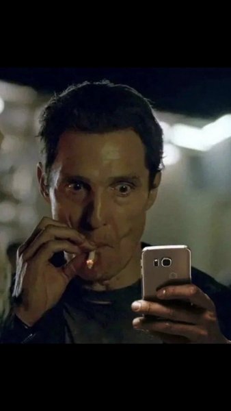 Метью Макконахи нервно курит