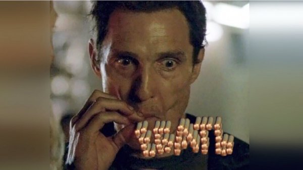 Метью Макконахи нервно курит