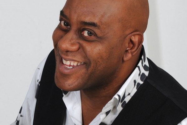 Афроамериканец улыбается