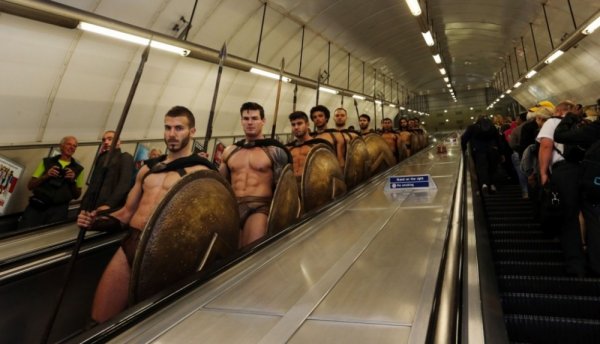 Мем девушка в метро