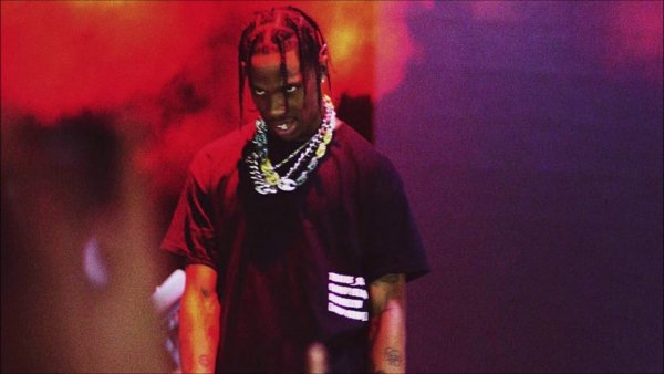 Travis Scott с микрофоном