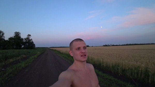 Серж идущий к реке