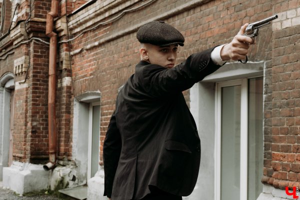 Томас Шелби с пистолетом