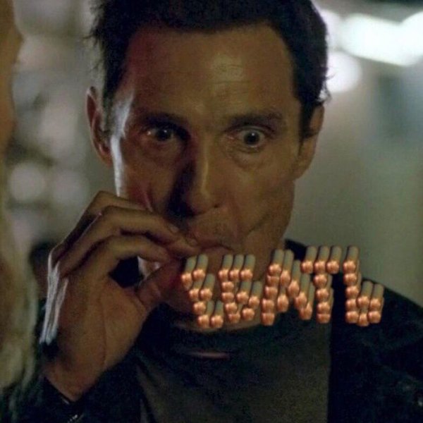 Мэттью Макконахи курит