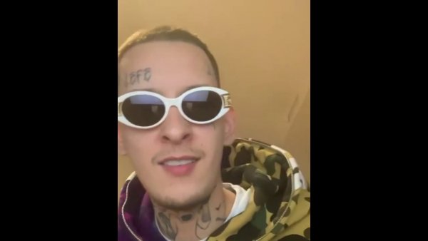 Кизару в белых очках