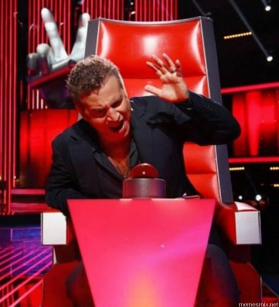 Леонид Агутин нажимает на кнопку