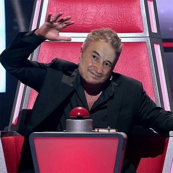 Леонид Агутин нажимает на кнопку