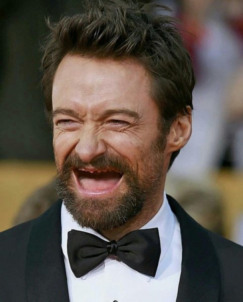 Хью Джекман улыбается