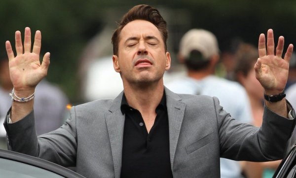 Довольный Роберт Дауни младший