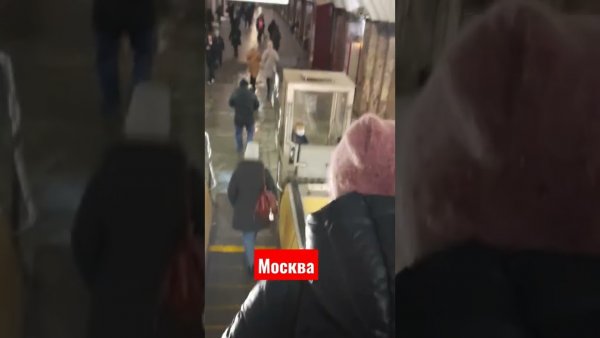 Три человека в метро Мем