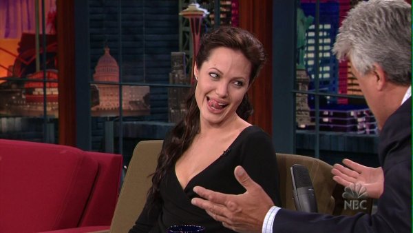 Мем Анджелина Джоли смех