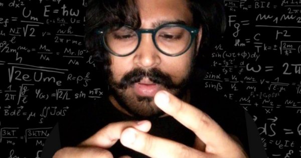 Мужик считает напальуах