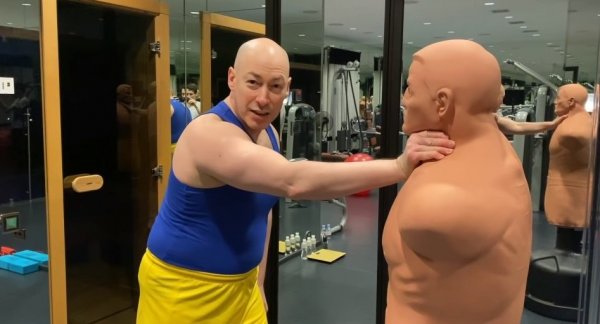 Дмитрий Гордон в спортзале