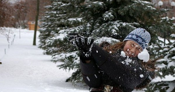 Кидает снежок