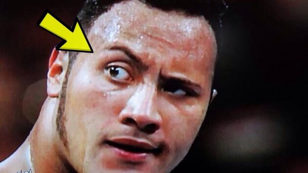 Дуэйн Джонсон бровь