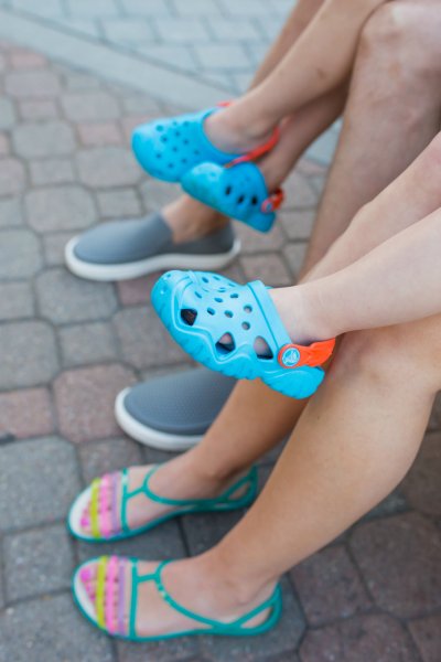 Ноги в кроксах