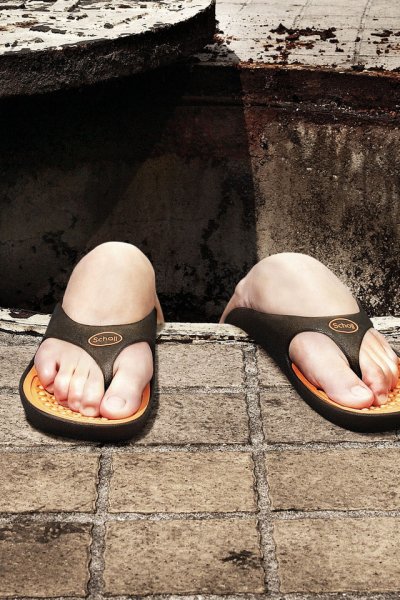Грязные ноги в шлепках