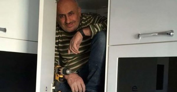 Прячется в шкафу