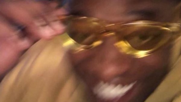 Негр в желтых очках