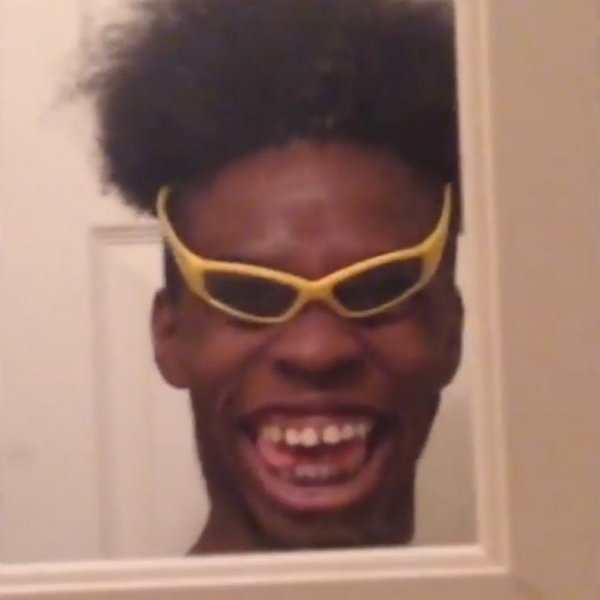 Чернокожий в очках