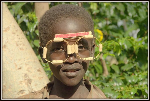 Чернокожий в очках