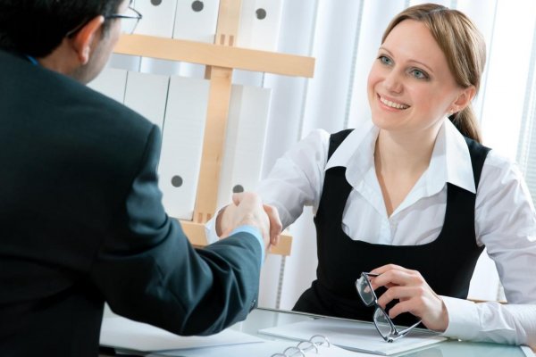 Делает предложение девушке