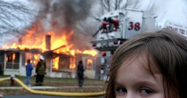 Девушка на фоне пожара