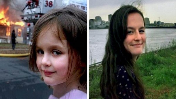 Девочка улыбается на фоне горящего
