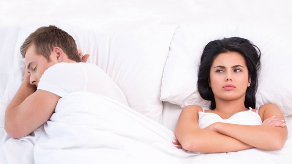 Обиженная женщина в постели