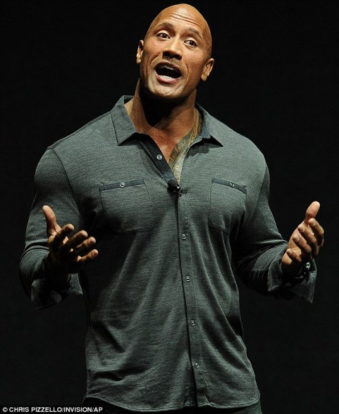 Dwayne Johnson машет
