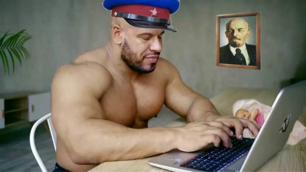 Накачанный мужик за компьютером