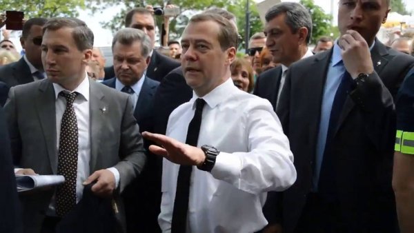 Денег нет но вы там держитесь