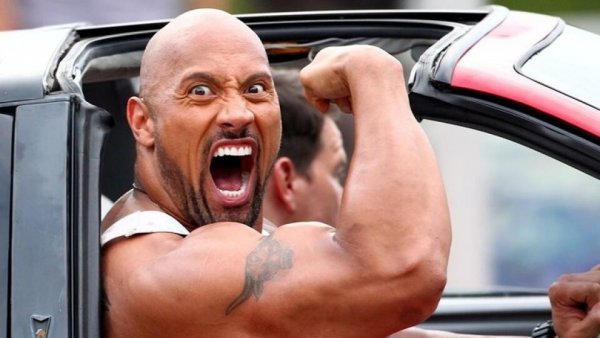 Дуэйн Джонсон бицепс