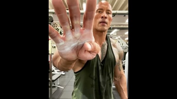 Дуэйн Джонс показывает 4 пальца