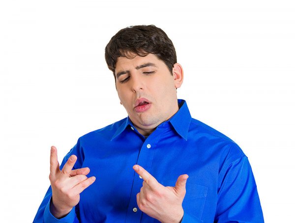 Мужчина с отогнутым пальцем