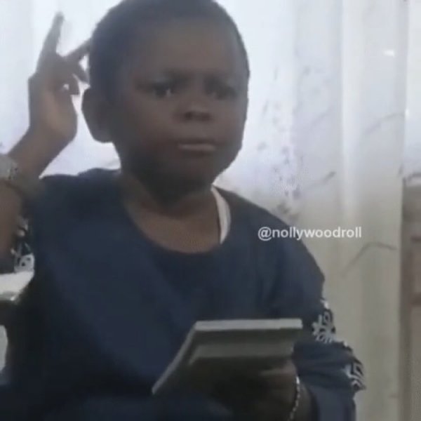 Чернокожий мальчик калькулятор