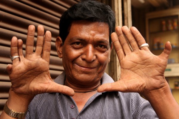 Человек с четырьмя руками