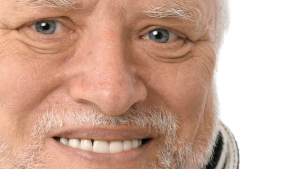 Старик улыбается