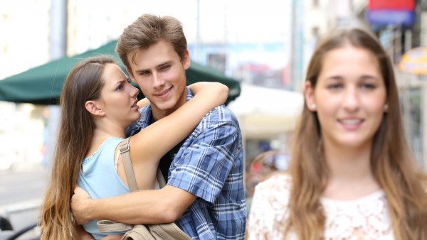 Засмотрелся на другую девушку