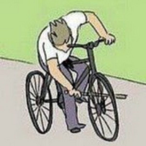 Велосипедист вставляет палку в колесо