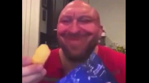 Плачущий дед Мем