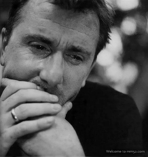 Мужик плачет